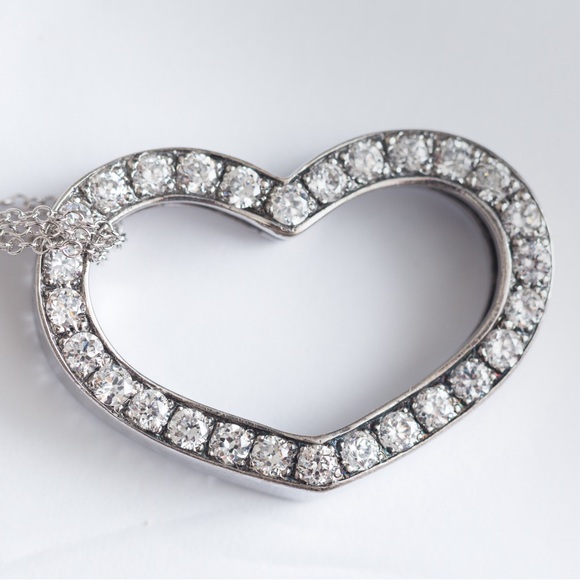 Elegant pendant choker with dainty chain & crystal faux diamond heart pendant - Picture 2 of 13